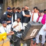 మేడిగడ్డ బ్యారేజీ వద్ద సీఎం రేవంత్ రెడ్డి జియోటెక్నికల్ పరీక్షలను పరిశీలిస్తున్న దృశ్యం