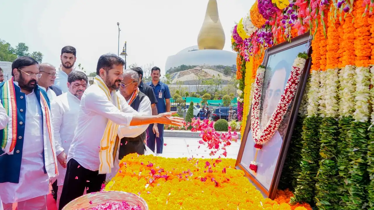 రాజీవ్ గాంధీ వర్ధంతి: తెలంగాణ సీఎం రేవంత్ రెడ్డి పుష్పాంజలి — స్ఫూర్తితో అభివృద్ధి కొనసాగిస్తున్నాం