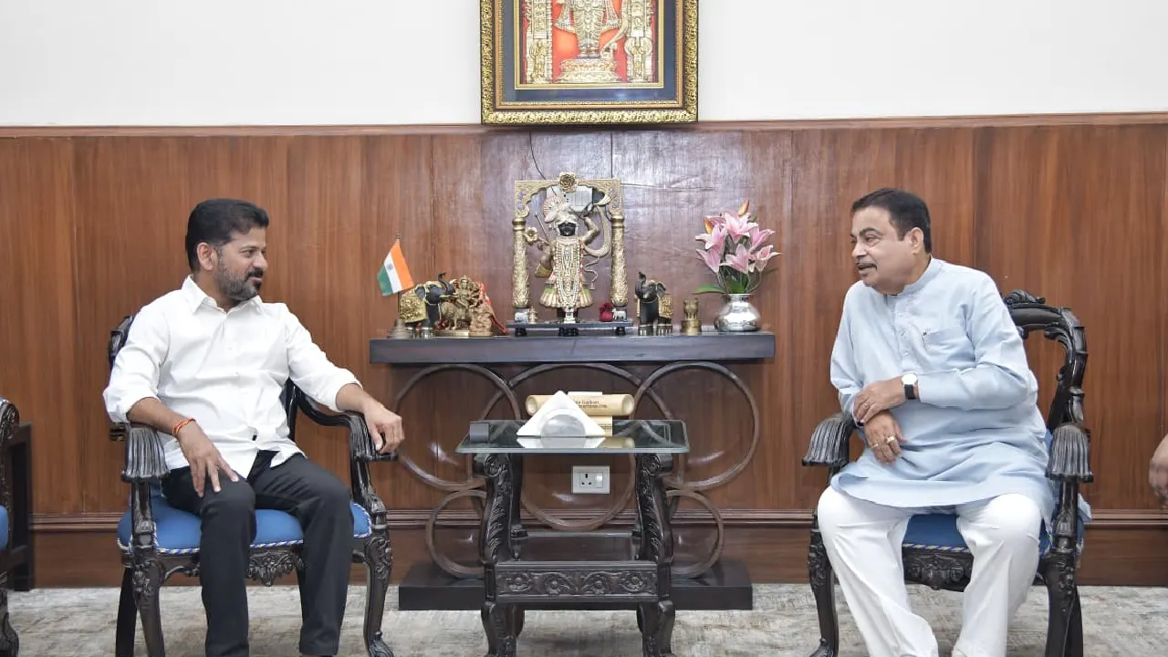 ఢిల్లీలో సీఎం రేవంత్ రెడ్డి-గడ్కరీ భేటీ: ఆర్‌ఆర్‌ఆర్ ఉత్తర భాగం పనులకు కేంద్ర అనుమతి కోరిన తెలంగాణ